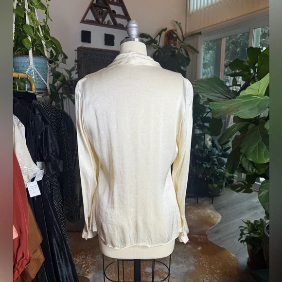 Vintage 1980s Cream Silk Bow Blouse - Picture 9 of 12